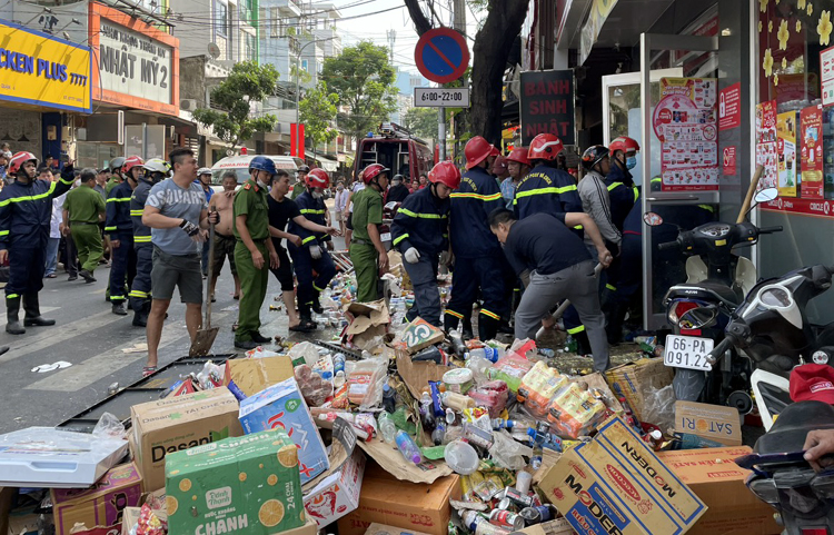 TP Hồ Chí Minh: Sập cửa hàng tiện lợi, nhân viên bị mắc kẹt